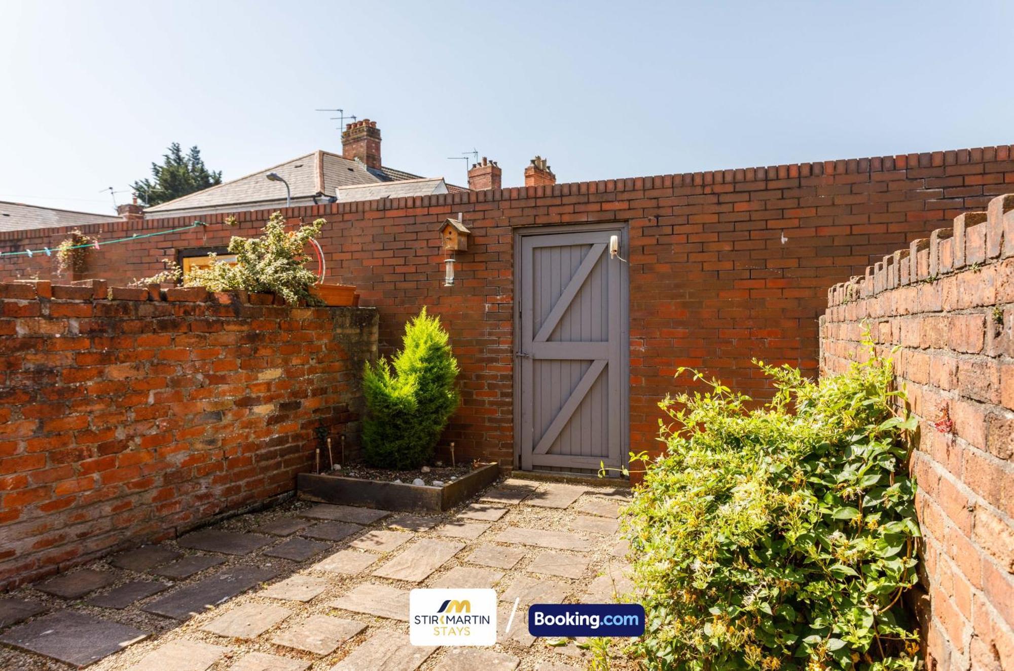 Comfy 3Bed House By Stirkmartin Stays Short Lets & Serviced Accommodation Cardiff With Free Parking & 8Mins To City Centre Bagian luar foto