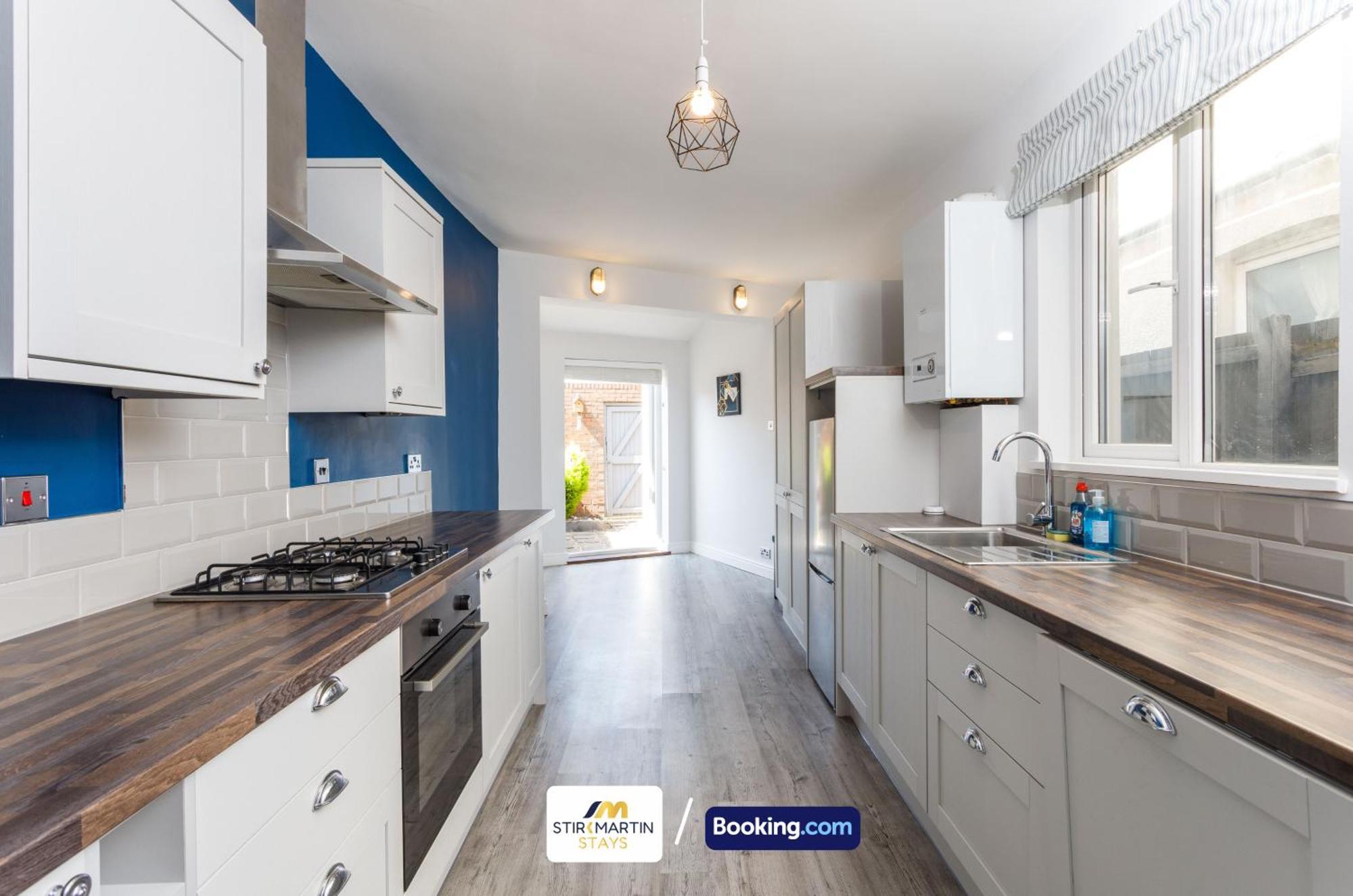 Comfy 3Bed House By Stirkmartin Stays Short Lets & Serviced Accommodation Cardiff With Free Parking & 8Mins To City Centre Bagian luar foto