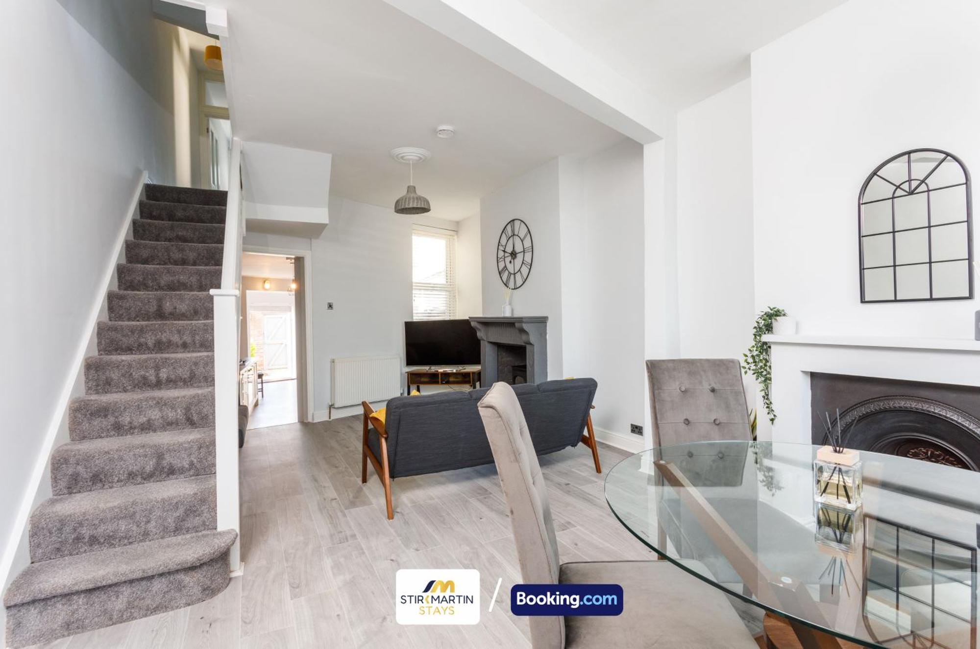 Comfy 3Bed House By Stirkmartin Stays Short Lets & Serviced Accommodation Cardiff With Free Parking & 8Mins To City Centre Bagian luar foto