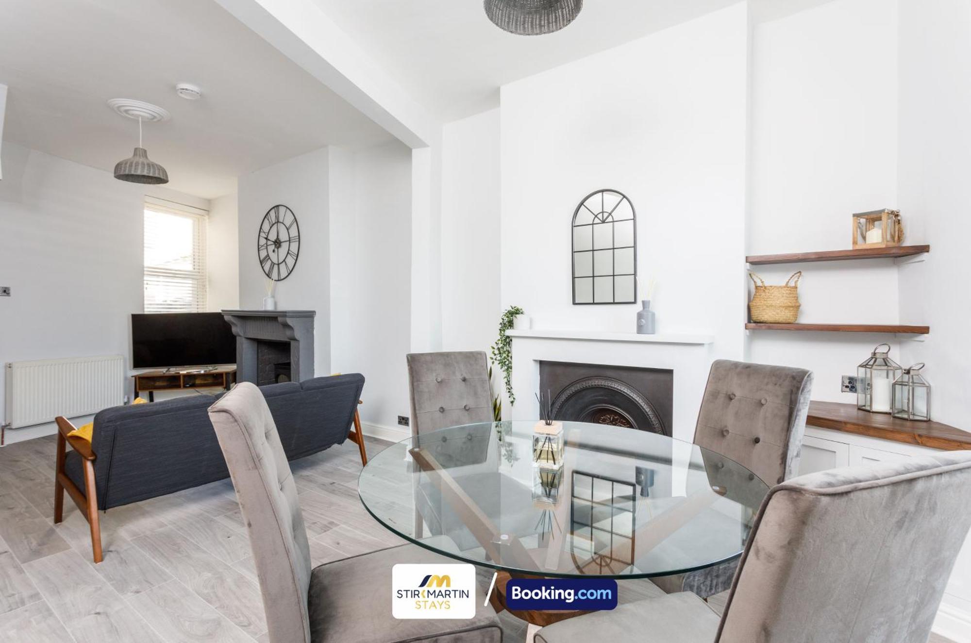 Comfy 3Bed House By Stirkmartin Stays Short Lets & Serviced Accommodation Cardiff With Free Parking & 8Mins To City Centre Bagian luar foto