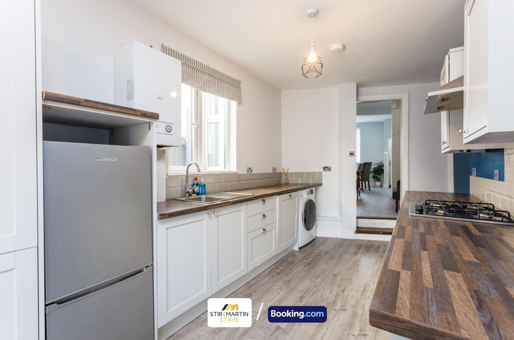 Comfy 3Bed House By Stirkmartin Stays Short Lets & Serviced Accommodation Cardiff With Free Parking & 8Mins To City Centre Bagian luar foto