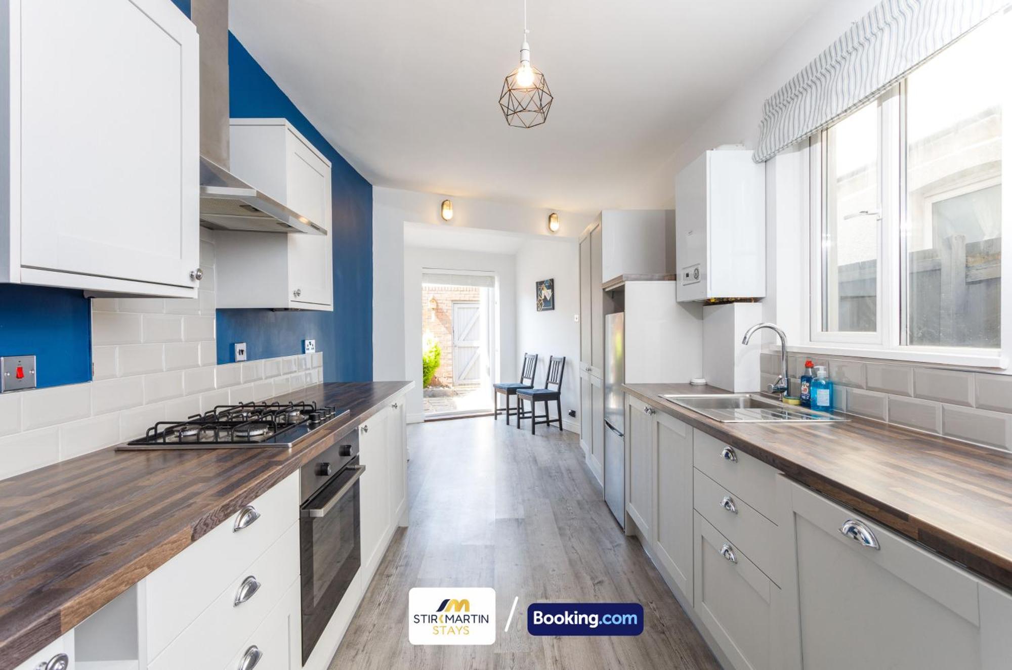 Comfy 3Bed House By Stirkmartin Stays Short Lets & Serviced Accommodation Cardiff With Free Parking & 8Mins To City Centre Bagian luar foto